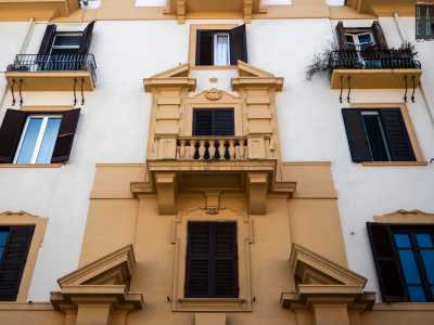 Impreziosiscono la facciata una serie di balconcini alcuni pi� semplici con ringhiere in ferro...